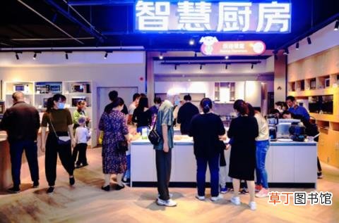 外墙一块巨型裸眼3D屏 全国首家京东MALL开业：4.2万平
