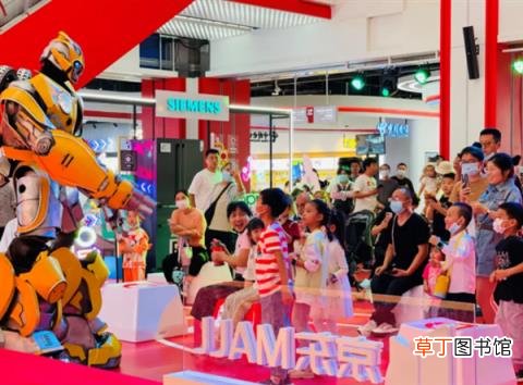 外墙一块巨型裸眼3D屏 全国首家京东MALL开业：4.2万平