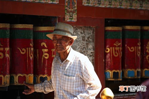 梦见死去的外公还活着什么意思