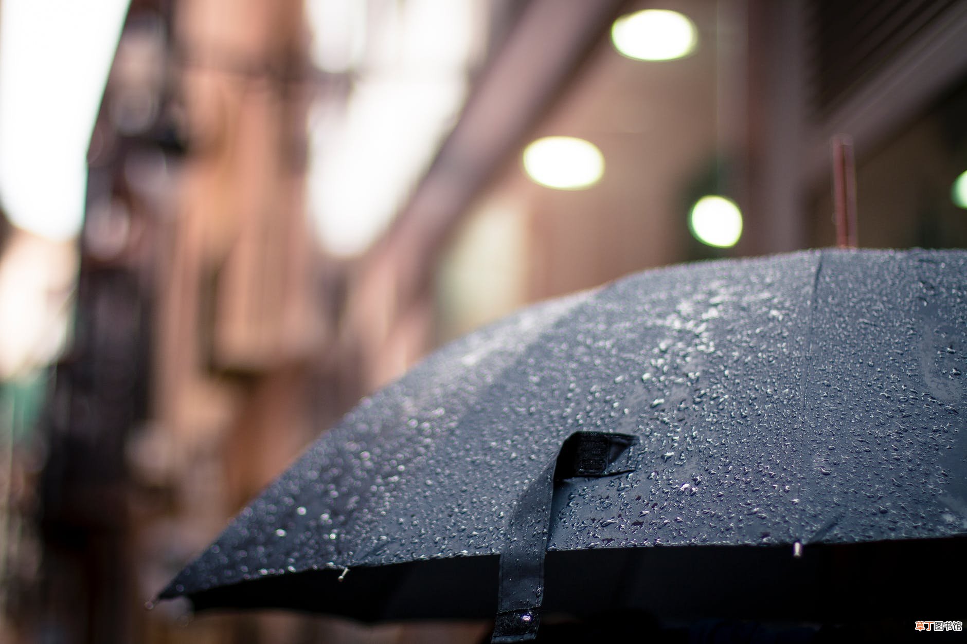 做梦下雨房子漏水什么意思