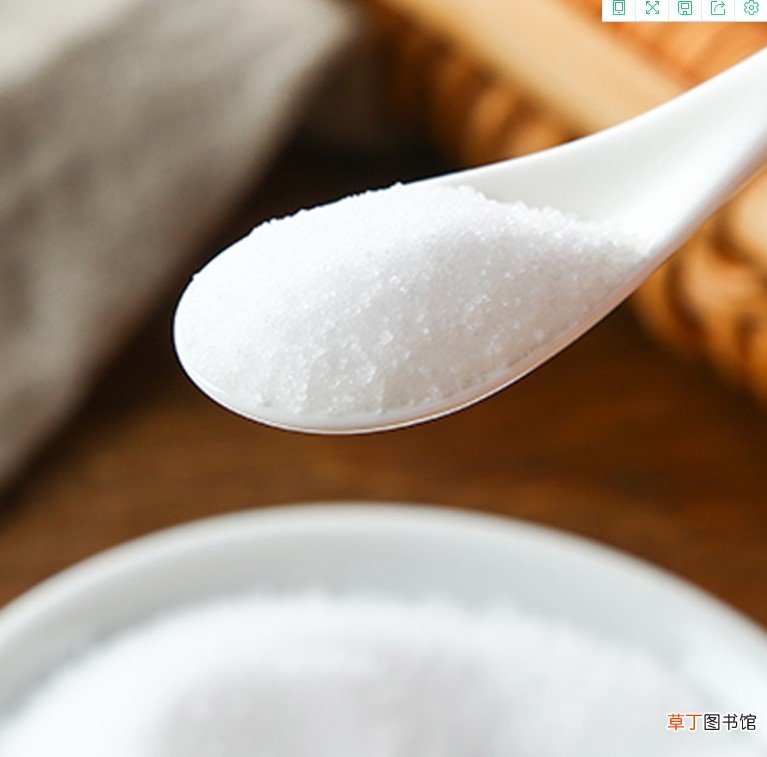 用盐洗脸能收缩毛孔吗