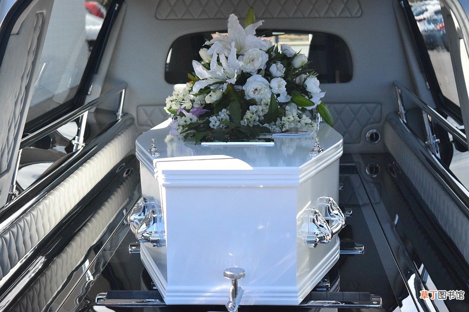 梦见死人从棺材里出来了什么意思