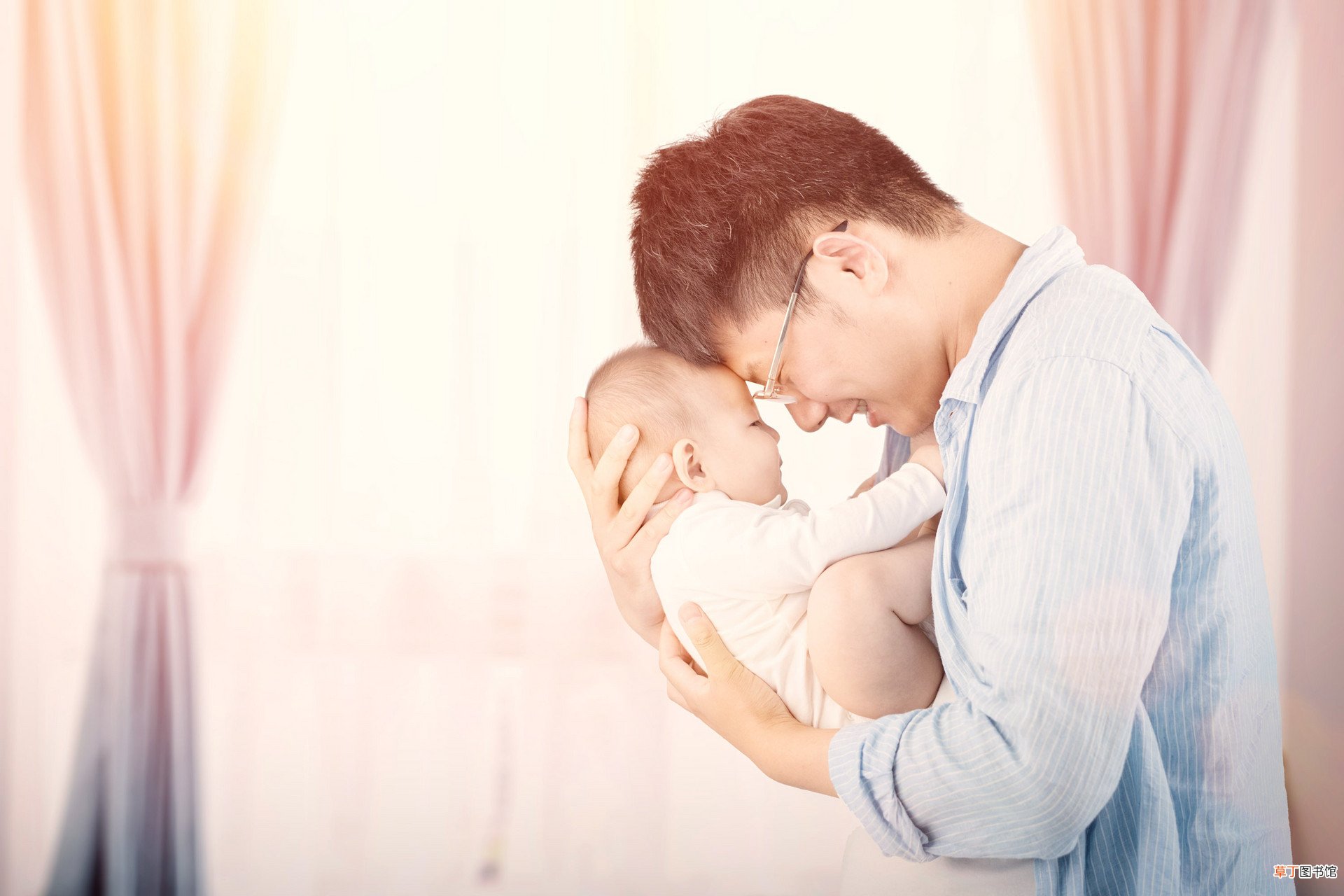 梦见别人怀里抱小孩子什么意思