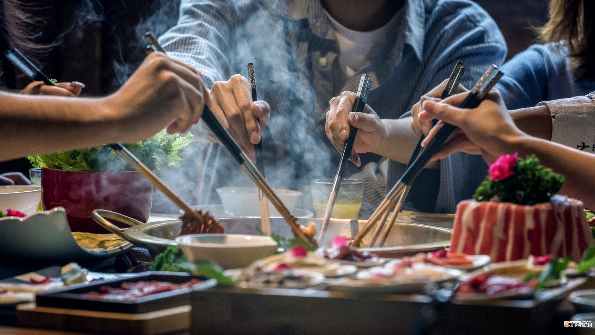 梦见别人来自己家吃饭什么意思