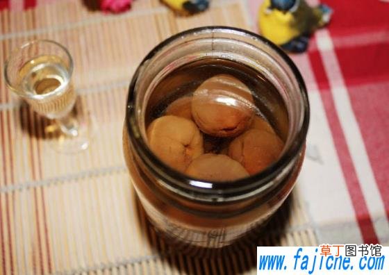 泡荔枝酒中途可以加酒吗 荔枝泡酒可以第二天再加酒吗