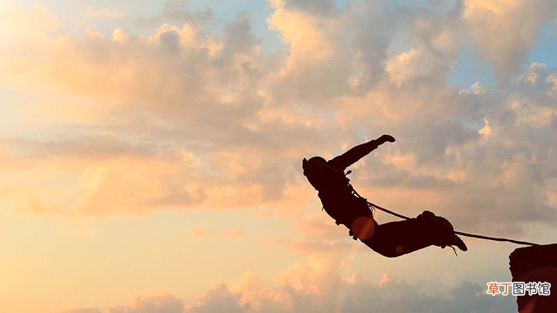 女人梦见从高处往下跳是什么意思