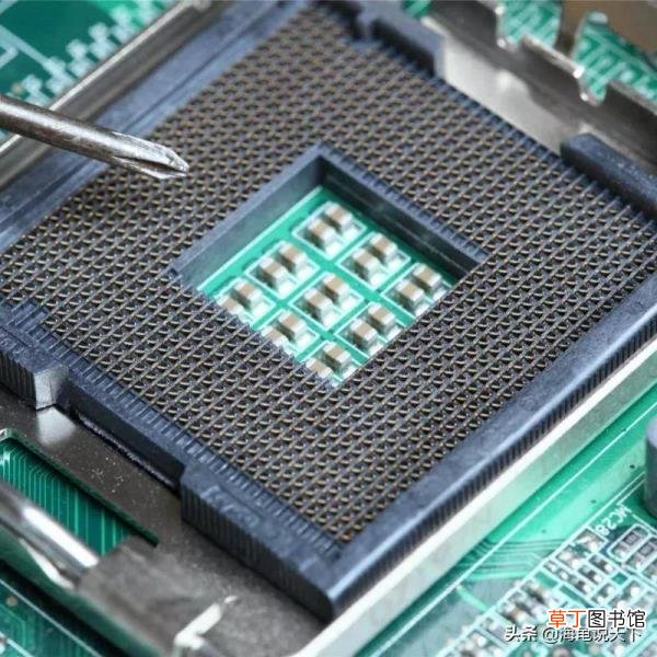 ipad充电黑屏开不了机 ipad为什么显示不在充电