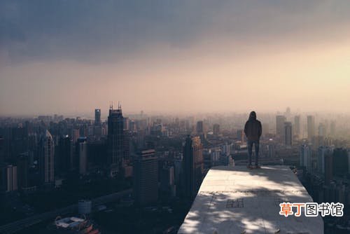梦见陌生人进屋赶不走什么意思