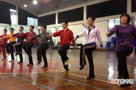 原地踏步走标准动作