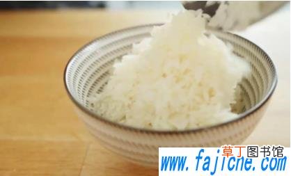 电饭锅煮饭跳了隔多久饭才熟啊 电饭锅煮饭跳了还要焖多久