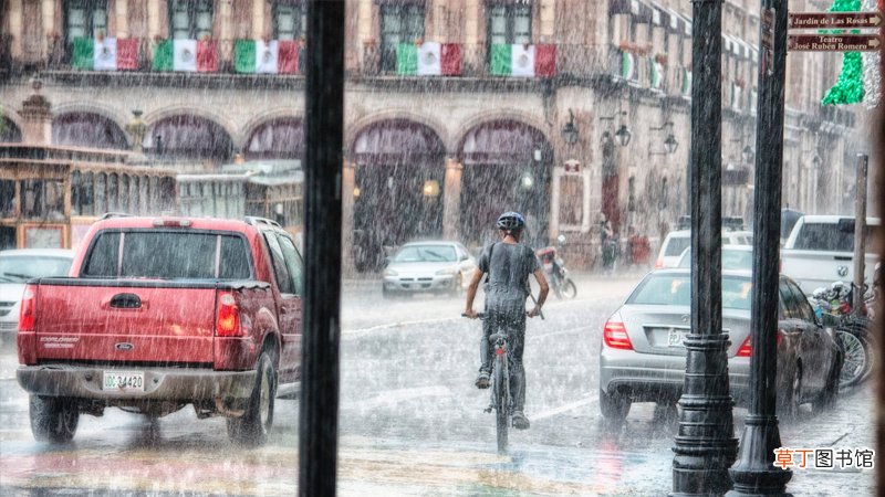 己婚女人梦见下大雨啥意思