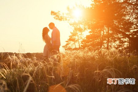 梦见妻子光全身给人看是什么意思