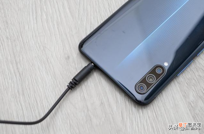 耳机为什么一个有声音一个没有 耳机一边没声音？