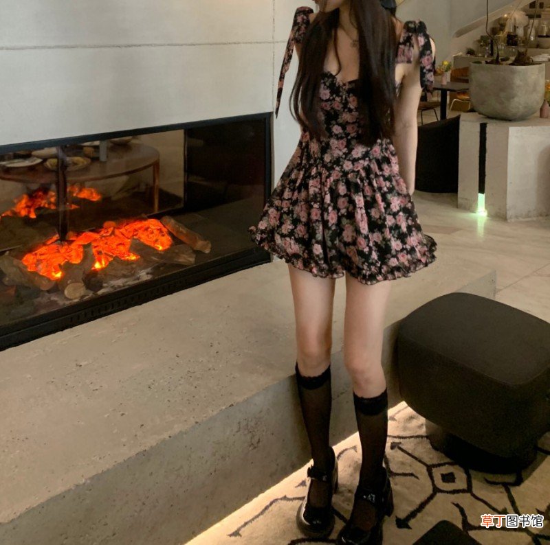 灰色吊带裙配什么外套