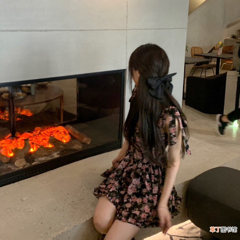 灰色吊带裙配什么外套