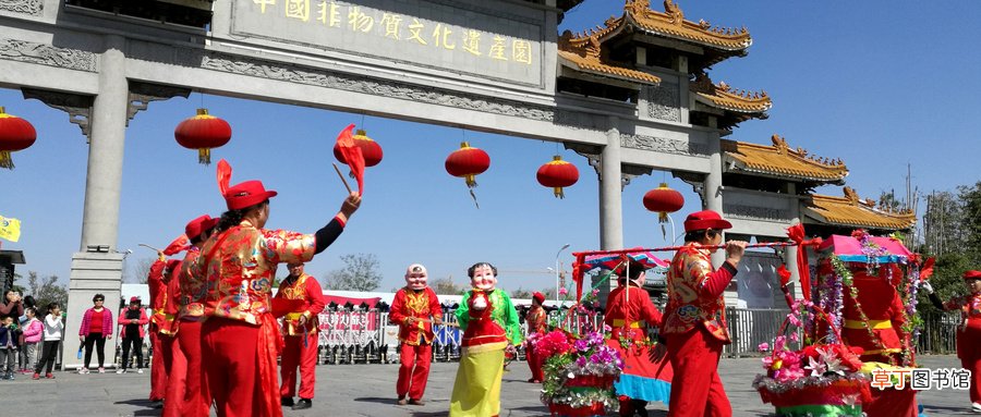 女人梦见很多人扭秧歌什么意思
