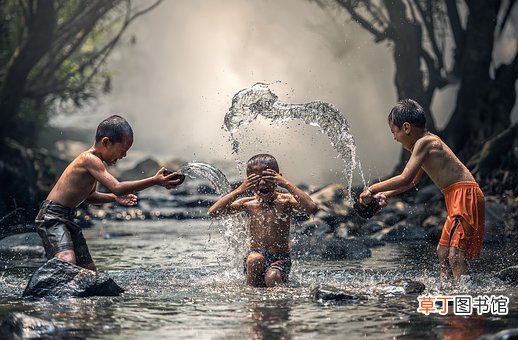 梦见当着别人的面洗澡是什么意思