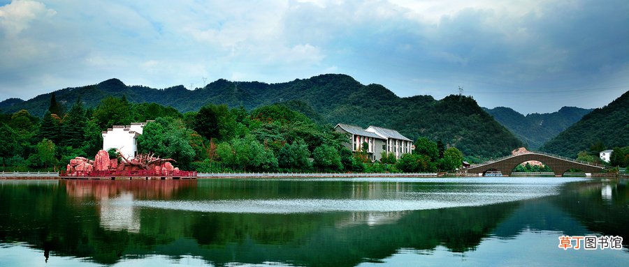 梦见河里没水能看见河底什么意思