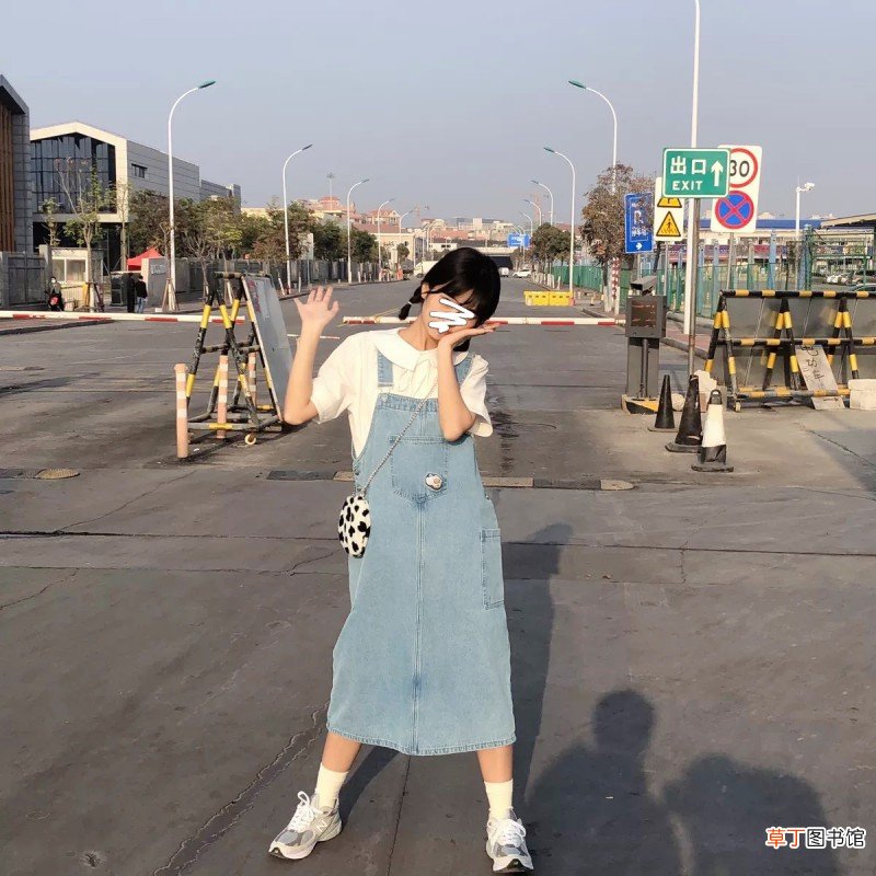 背带裙可以配高跟鞋吗