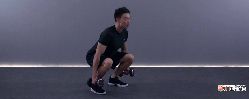 哑铃大腿训练动作