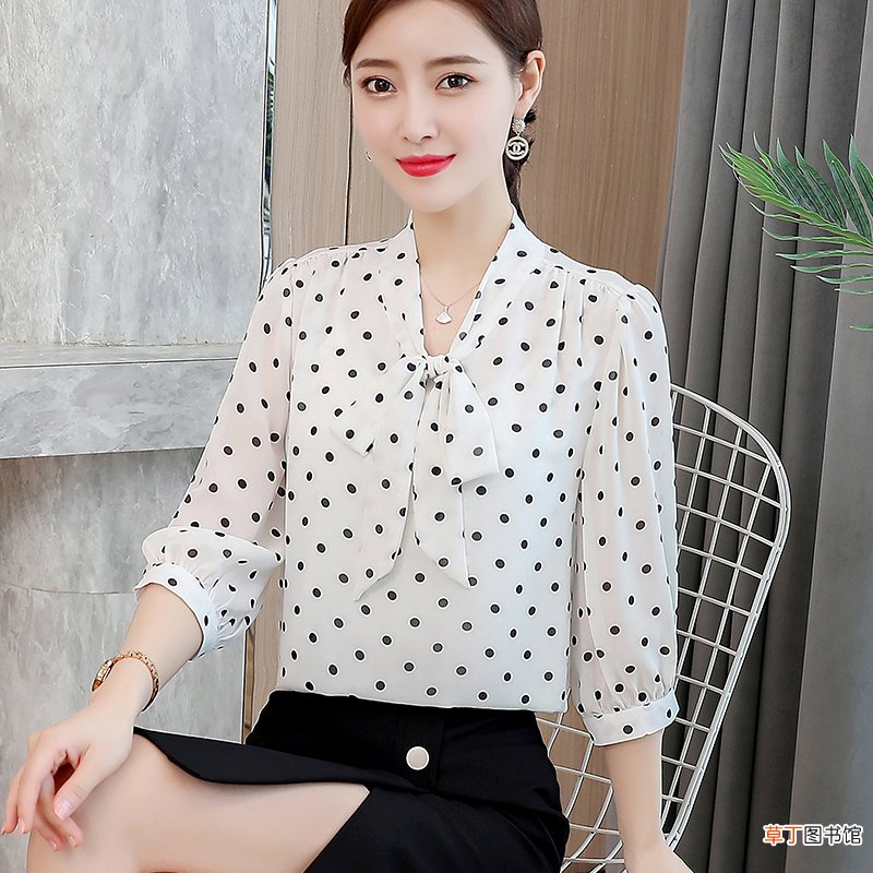 女士衬衫蝴蝶结的打法