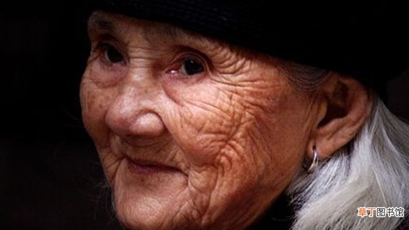 梦到老人快死但没死是什么意思