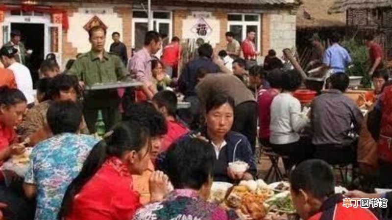 梦见吃酒席挺多人是什么意思