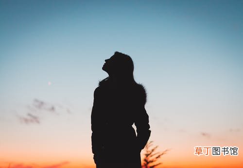 女人梦见别人抬死人什么意思
