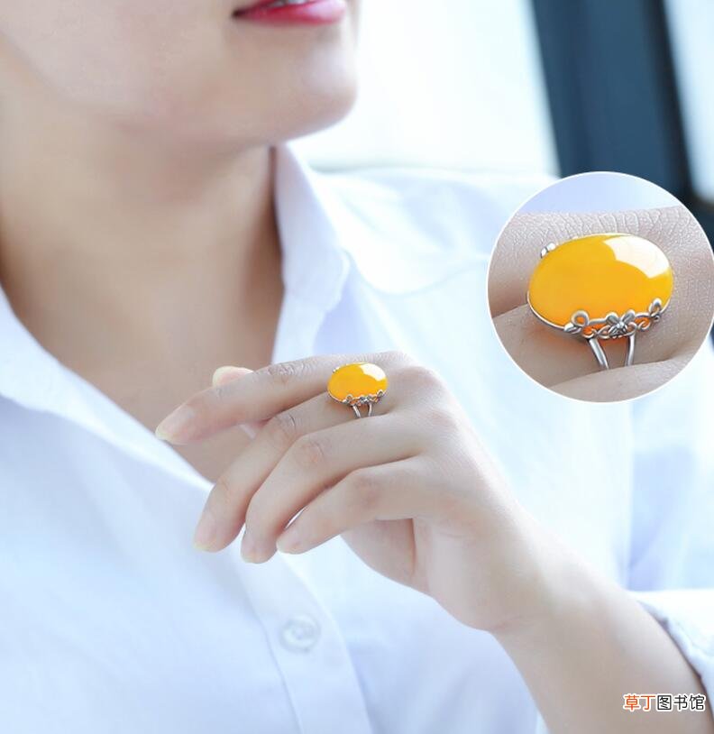 血珀用手电筒辨别真假
