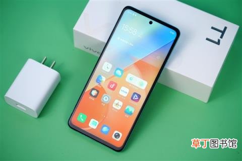 120Hz高刷+5000大电池 vivo T1电光青图赏