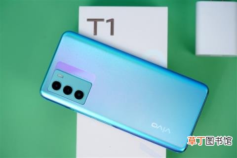 120Hz高刷+5000大电池 vivo T1电光青图赏