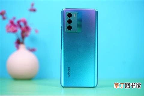120Hz高刷+5000大电池 vivo T1电光青图赏