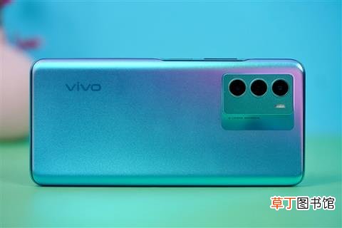 120Hz高刷+5000大电池 vivo T1电光青图赏