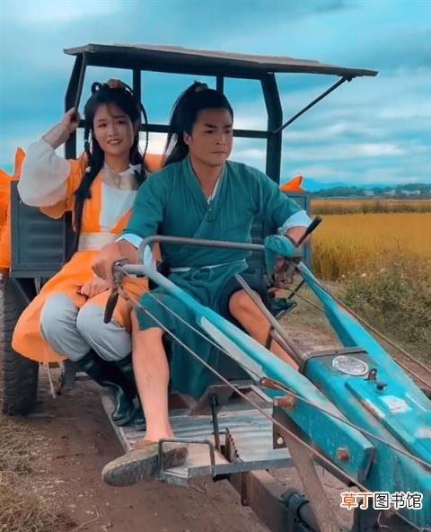 夫妻装扮成郭靖黄蓉收稻谷引关注 当事人回应：不是夫妻 只是搭档