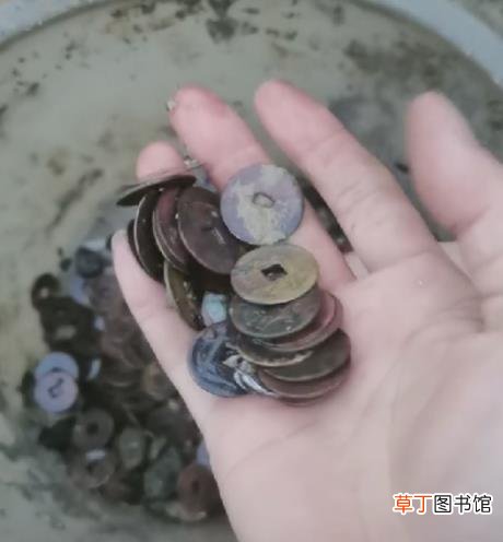 河道现大量铜钱居民挖宝 官方回应：系仿造品 没有太大价值