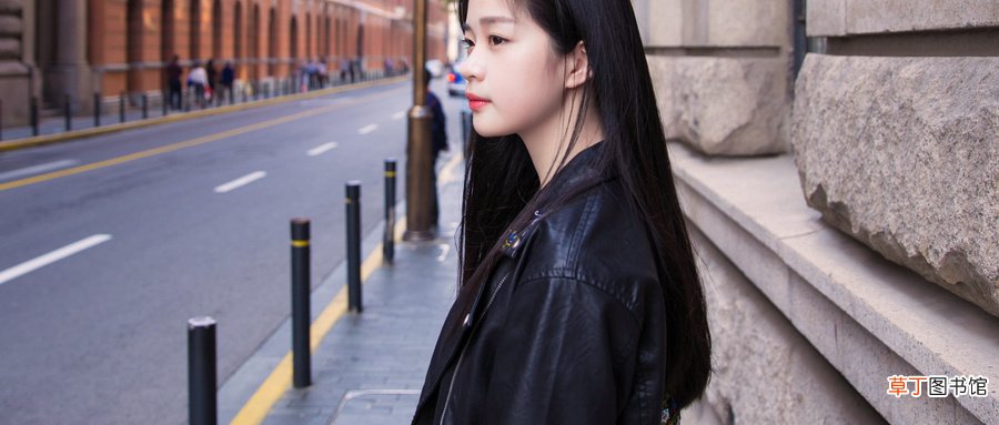 黑色裙子配什么颜色上衣