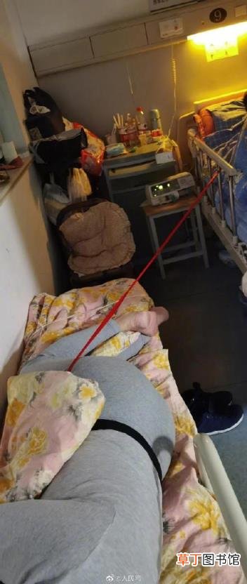 7旬老伯腰间别红线陪护绝症老伴 日夜陪护患癌老伴380天