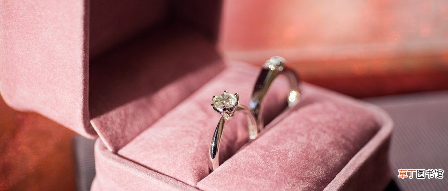 小指戴戒指是什么意思