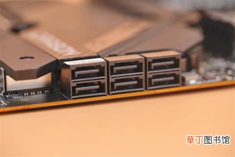12代酷睿“座驾”！微星MPG Z690 CARBON WIFI暗黑主板图赏