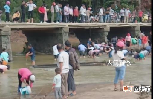 河道现大量铜钱居民挖宝 官方回应