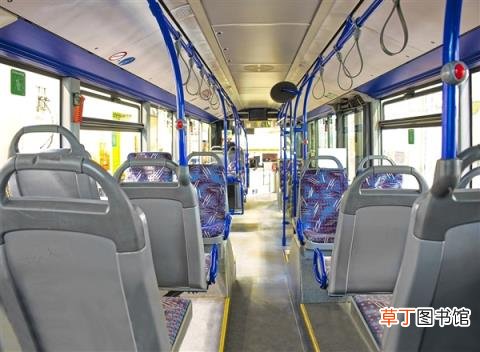 男子坐公交吃零食被卡喉：危急时刻司机用海姆立克急救法现场施救