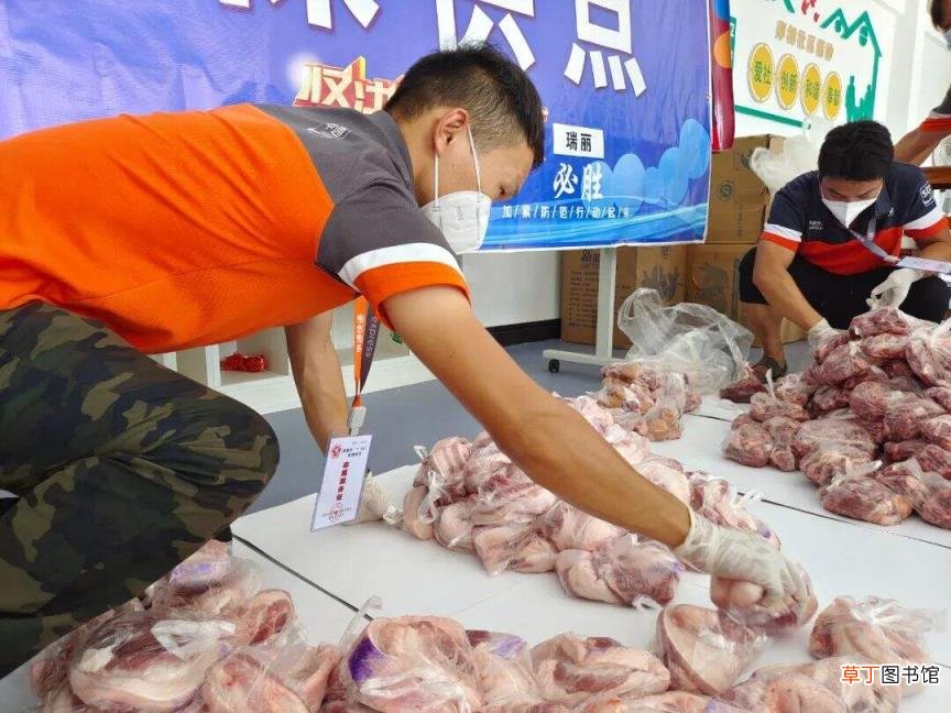 云南省瑞丽市疫情防控 双重压力之下的瑞丽