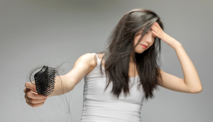 梦见头发用手一抓就掉是什么意思 梦见头发用手一抓就掉有什么预兆