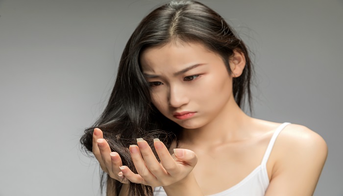 梦见头发用手一抓就掉是什么意思 梦见头发用手一抓就掉有什么预兆