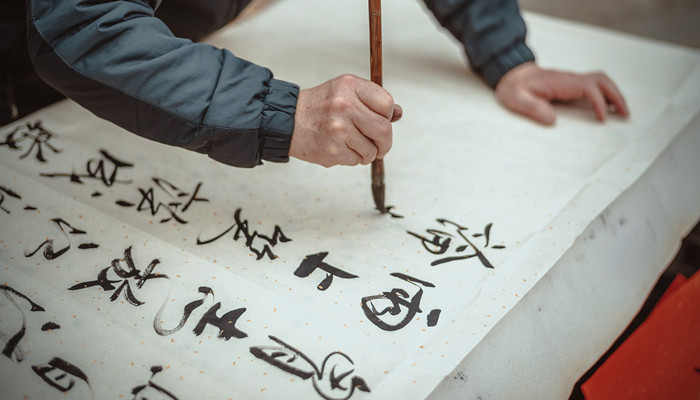 梦见写毛笔字是什么意思 梦见写毛笔字有什么预兆