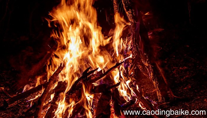 梦见灶里火快熄了加柴是什么意思 梦见灶里火快熄了加柴是什么预兆