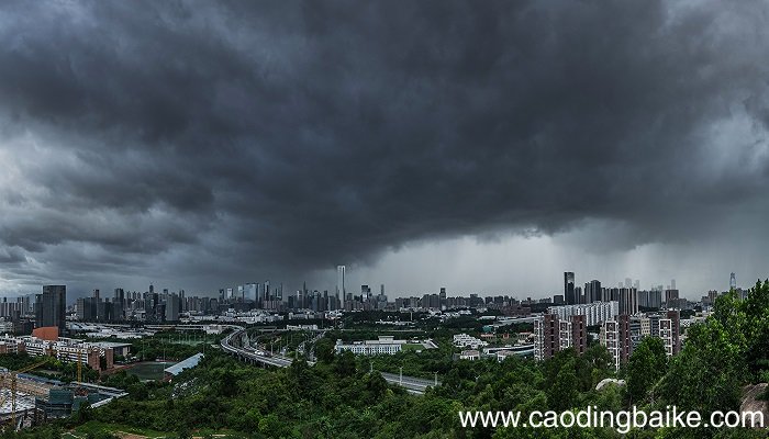 梦见下暴雨是什么意思 梦见下暴雨有什么预兆