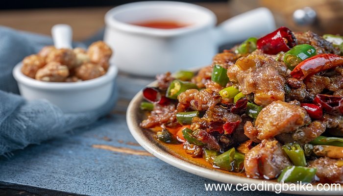 梦见一桌子丰盛的菜是什么意思 梦见一桌子丰盛的菜有什么预兆