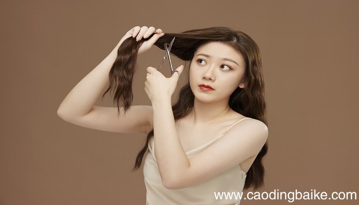梦见自己给自己剪头发是什么意思 梦见自己给自己剪头发有什么预兆