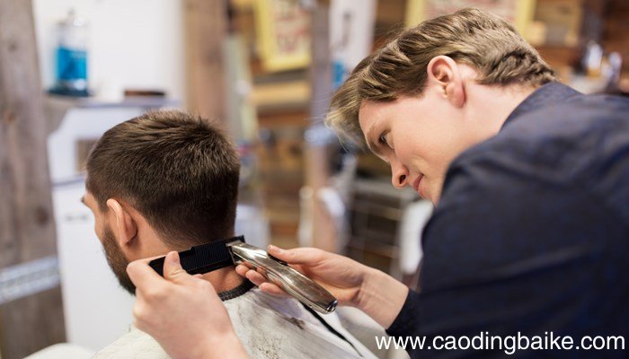 梦见自己剃头发剃一半是什么意思 梦见自己剃头发剃一半有什么预兆